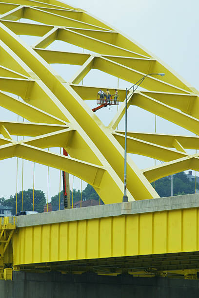 daniel carter bart bridge-cincinnati, ohio river - vertical lift bridge stock-fotos und bilder