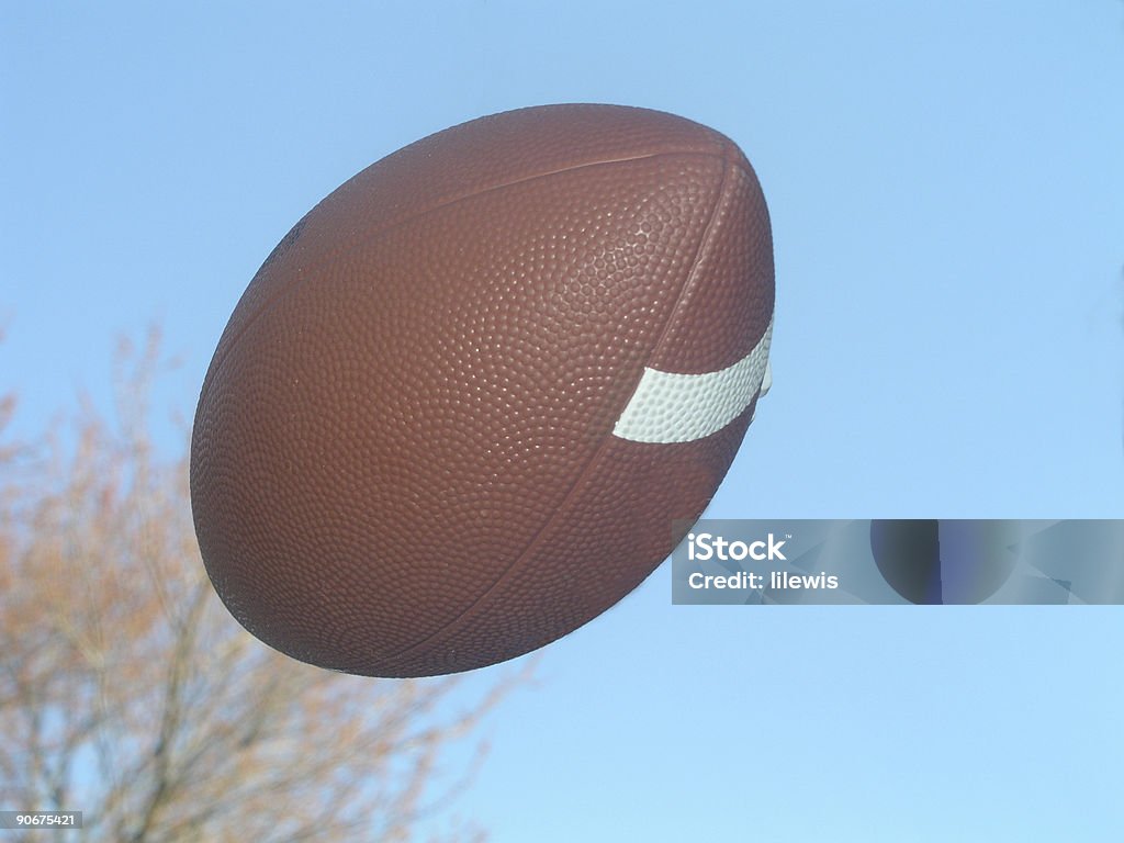 Joueur de Football dans l'air - Photo de Ballon de football américain libre de droits