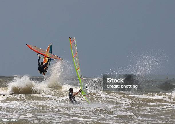 Dois Surfistas De Vento - Fotografias de stock e mais imagens de Competição - Competição, Coragem, Desporto