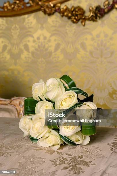Photo libre de droit de Bouquet De Roses Blanches banque d'images et plus d'images libres de droit de Amour - Amour, Blanc, Bouquet formel