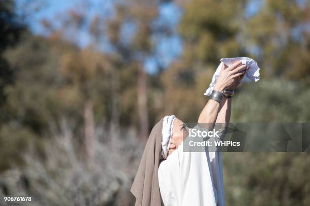Rievocazione Del Rituale Della Dea Iberica Ataecina Sacerdotessa Che Alza Le Braccia Con Lofferta - Fotografie stock e altre immagini di Adulto