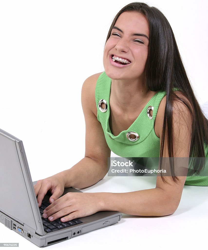 Plano aproximado de Teen rir e trabalhar no computador - Royalty-free Computador Foto de stock
