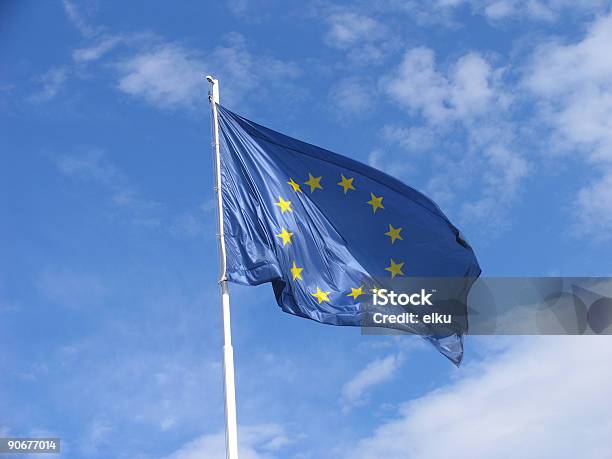 Ue União Europeia Bandeira De 12 - Fotografias de stock e mais imagens de Acenar - Acenar, Amarelo, Ao Ar Livre