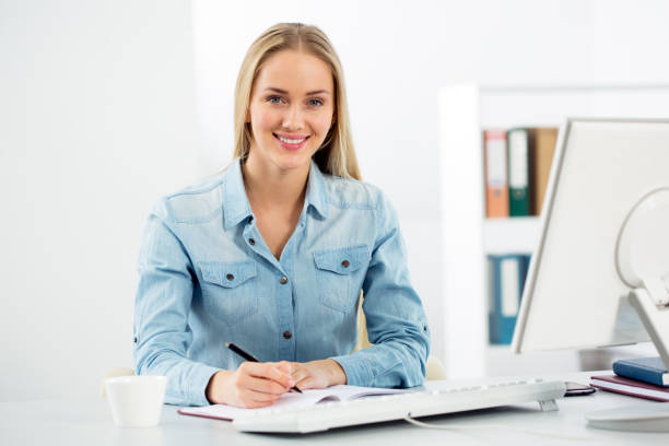 istock Business woman in the office 906770154