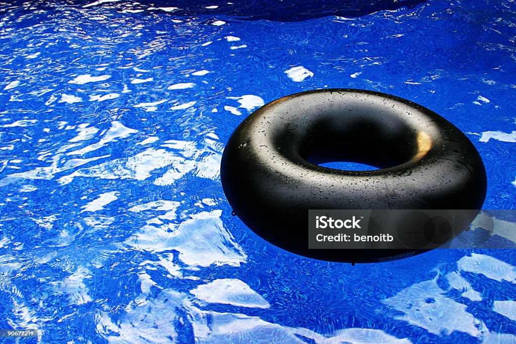 Boia na piscina - Foto de stock de Azul royalty-free