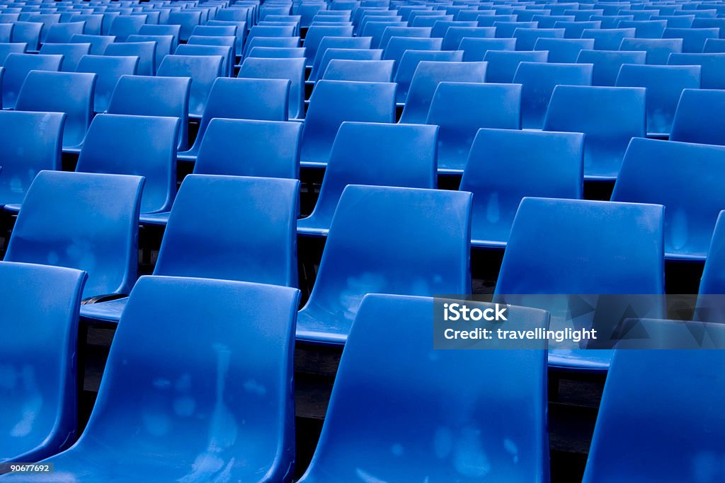 Città vuota sedie di plastica - Foto stock royalty-free di Blu