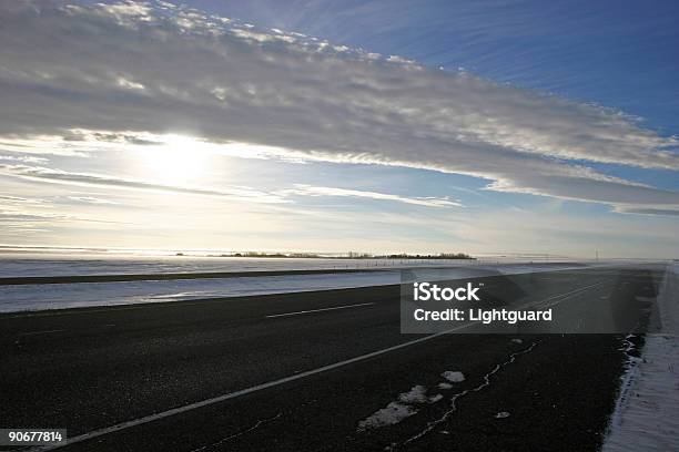 Foto de Inverno Skyway e mais fotos de stock de Estrada vazia - Estrada vazia, Saskatchewan, Alto contraste