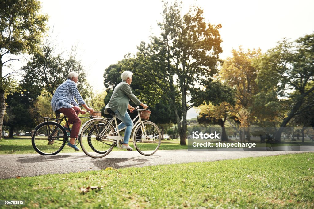 Houden van het lichaam sterk met regelmatige fietstochten - Royalty-free Fietsen Stockfoto