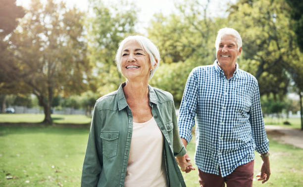 prima regola di pensionamento: vai a divertirti - holding hands couple senior couple togetherness foto e immagini stock