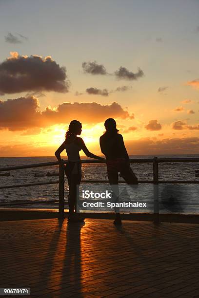 Sonnenuntergang Stretching Stockfoto und mehr Bilder von Dehnen - Dehnen, Strand, Abenddämmerung