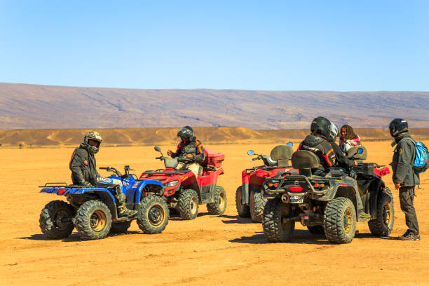 vários pilotos esperem com seu quad atv no deserto do saara - off road vehicle quadbike motocross desert - fotografias e filmes do acervo