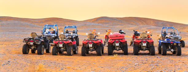 um grupo de sem cavaleiro atvs e motos alinhados no deserto do saara - off road vehicle quadbike motocross desert - fotografias e filmes do acervo