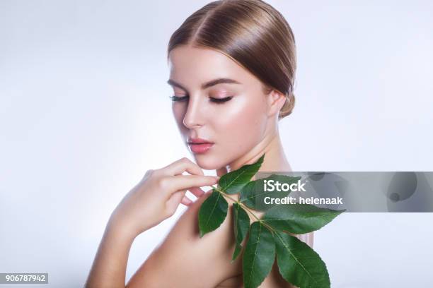 Foto de Cosméticos Orgânicos Retrato De Rosto De Mulher Bonita Com Folha Verde O Conceito De Cuidados De Pele Ou Cosméticos Orgânicos e mais fotos de stock de Beleza