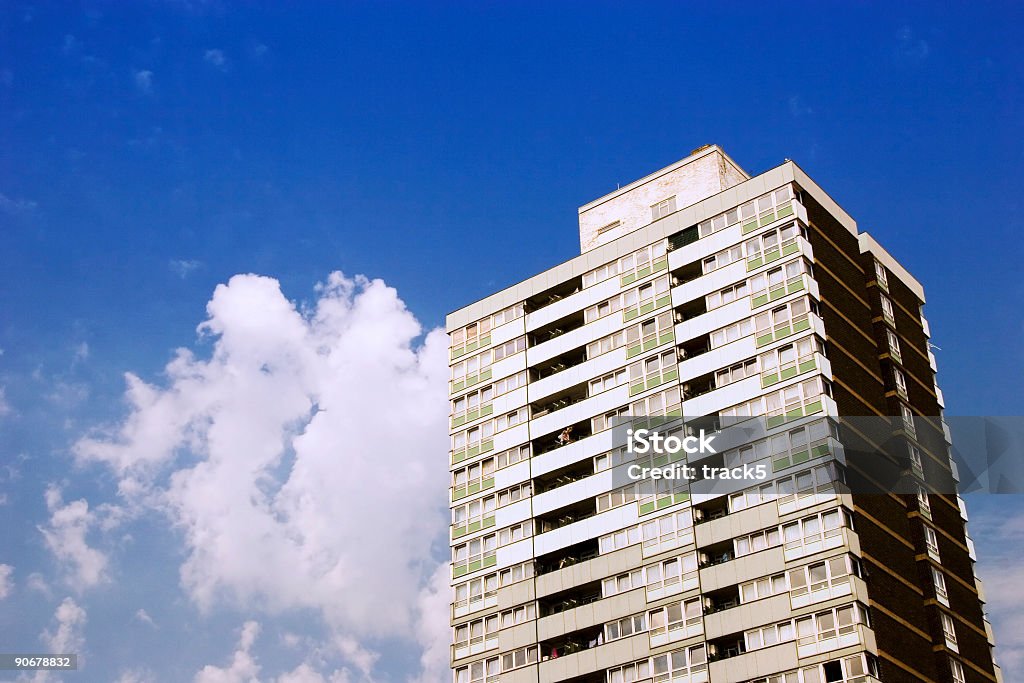 London cidade de bloco de apartamentos, céu azul e nuvens - Foto de stock de Apartamento royalty-free