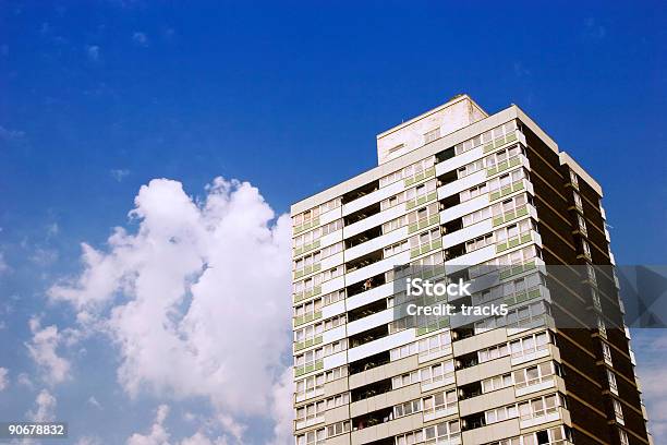 Foto de London Cidade De Bloco De Apartamentos Céu Azul E Nuvens e mais fotos de stock de Apartamento