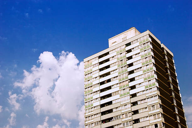 лондон внутренняя city block балетки, blue sky and clouds - apartment sky housing project building exterior стоковые фото и изображения