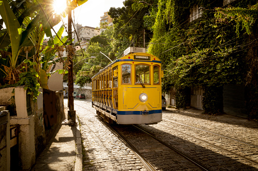 Antiguo tranvía amarillo en el distrito de Santa Teresa en Río de Janeiro, Brasil photo