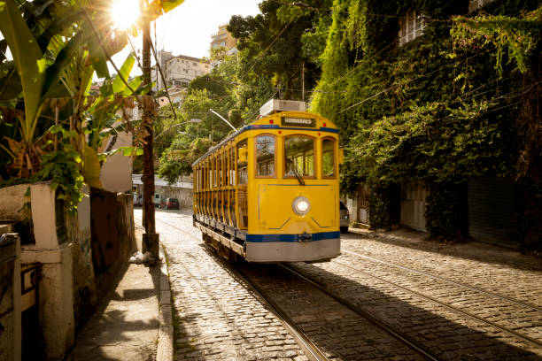 ブラジル、リオ ・ デ ・ ジャネイロのサンタテレサ地区の古い黄色いトラム - リオデジャネイロ ストックフォトと画像