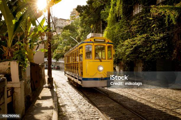 Old Yellow Tram In Santa Teresa District In Rio De Janeiro Brazil - Fotografias de stock e mais imagens de Rio de Janeiro