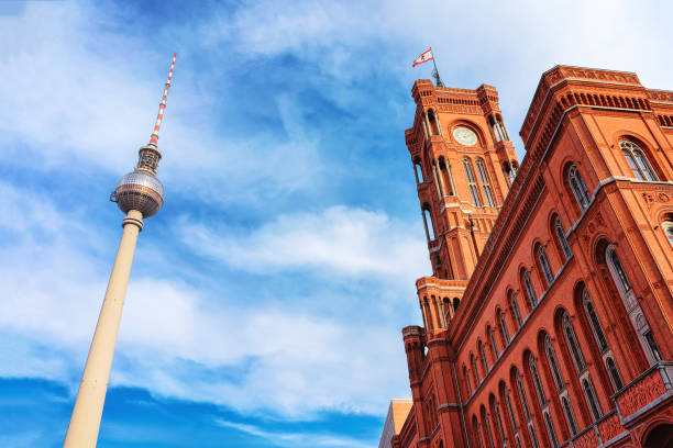 torre de televisão e red old city hall em berlim - berlin germany television tower communications tower alexanderplatz - fotografias e filmes do acervo