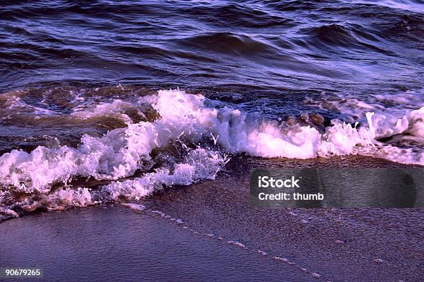 Viola Onda - Fotografie stock e altre immagini di Acqua - Acqua, Ambientazione esterna, Ambientazione tranquilla