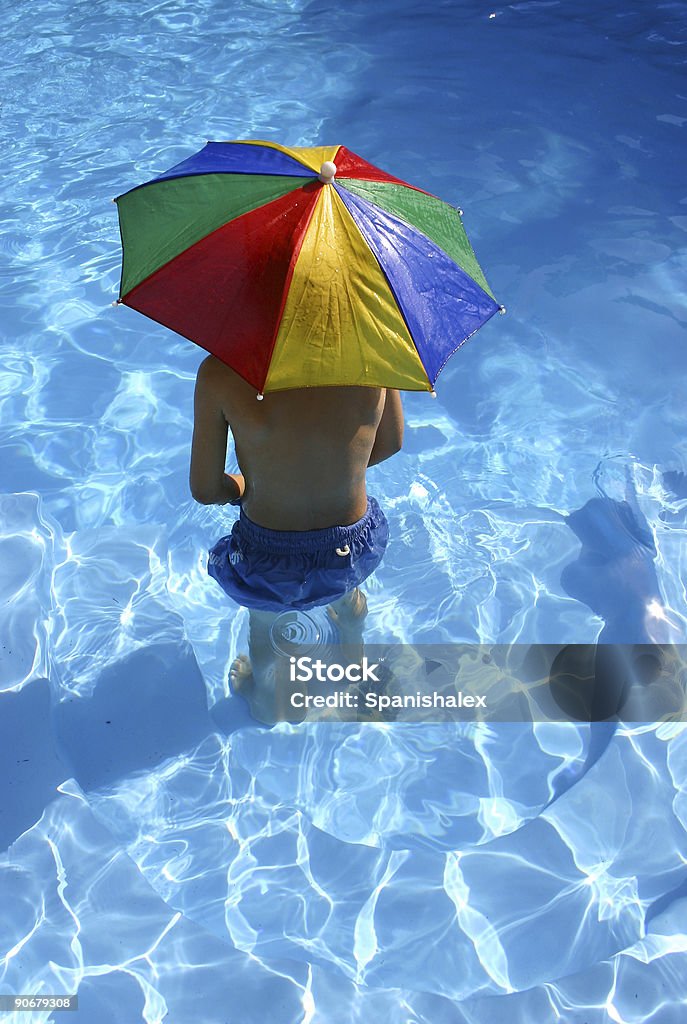Rapaz com Guarda-chuva na piscina - Royalty-free Abaixo Foto de stock