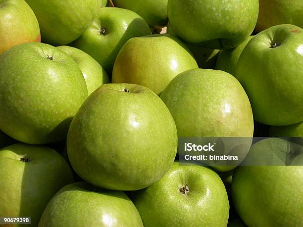 Manzanas Verde Foto de stock y más banco de imágenes de Agricultura - Agricultura, Asistencia sanitaria y medicina, Biología