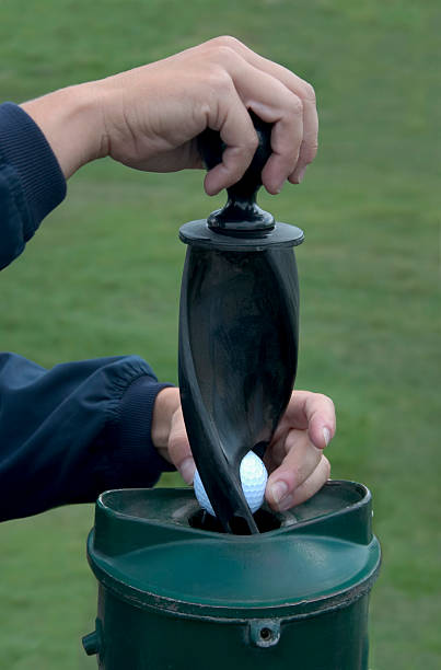 limpeza bola de golfe. - foursome imagens e fotografias de stock