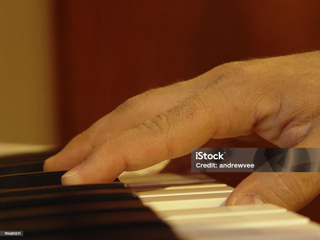 手にピアノ - カラー画像のロイヤリティフリーストックフォト