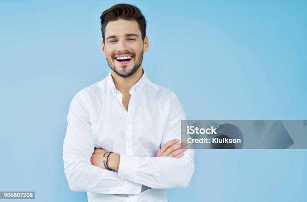 Hombre Atractivo Foto de stock y más banco de imágenes de Hombres - Hombres, Blanco - Color, De ascendencia europea