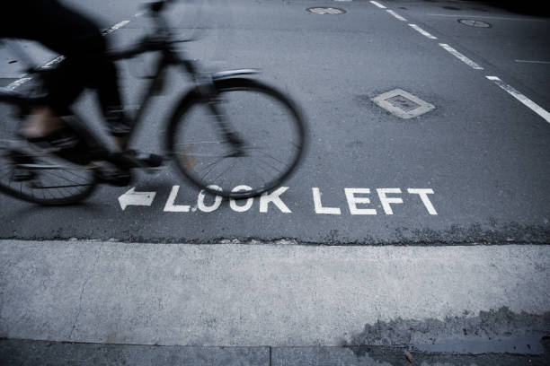 vélo en mouvement, oeil gauche signalisation - sign street traffic left handed photos et images de collection