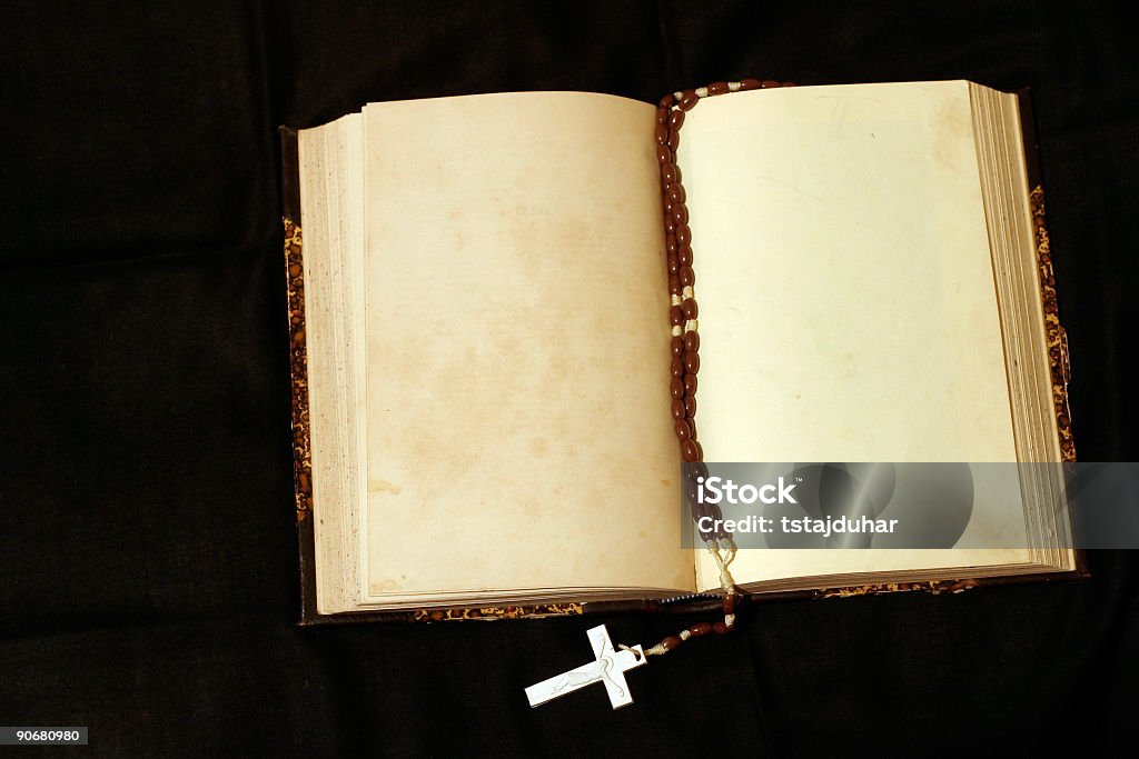 Rosary y en las páginas de libro - Foto de stock de Amarillo - Color libre de derechos