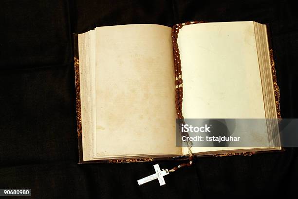Rosary Y En Las Páginas De Libro Foto de stock y más banco de imágenes de Amarillo - Color - Amarillo - Color, Antiguo, Blanco - Color