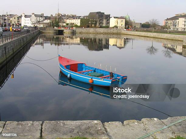 Intriga En Galway A La Bahía Foto de stock y más banco de imágenes de Barco de remos - Barco de remos, Color - Tipo de imagen, Embarcación marina