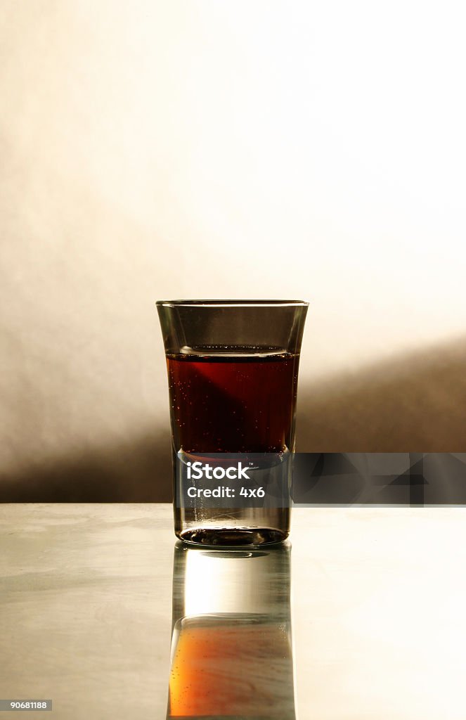 Alcohol vaso de chupito - Foto de stock de Alcoholismo libre de derechos