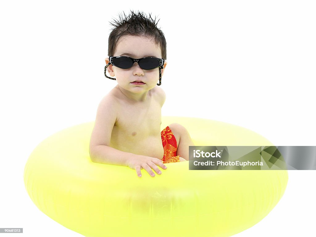 Привлекательная Мальчик в зеленый камера в солнцезащитные очки Изогнутая на - Стоковые фото Горизонтальный роялти-фри