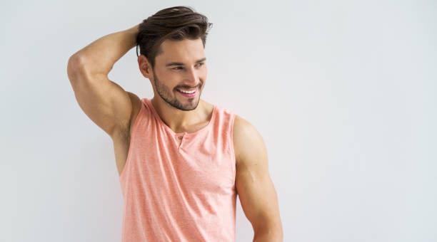 hombre atractivo - mano en el cabello fotografías e imágenes de stock