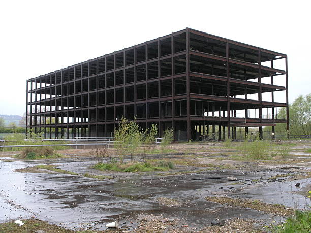 Edifício fábrica abandonada na chuva - fotografia de stock