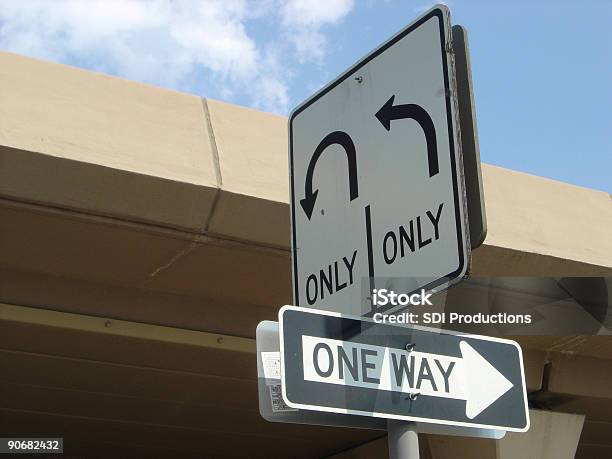 도로 표지판을 따라 Highway선택하다 방향 교통에 대한 스톡 사진 및 기타 이미지 - 교통, 0명, U턴 금지 표지판