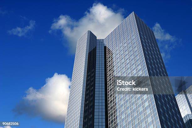 Rascacielos Y Azul Cielo Nublado Foto de stock y más banco de imágenes de Alto - Descripción física - Alto - Descripción física, Azul, Bloque de Oficinas