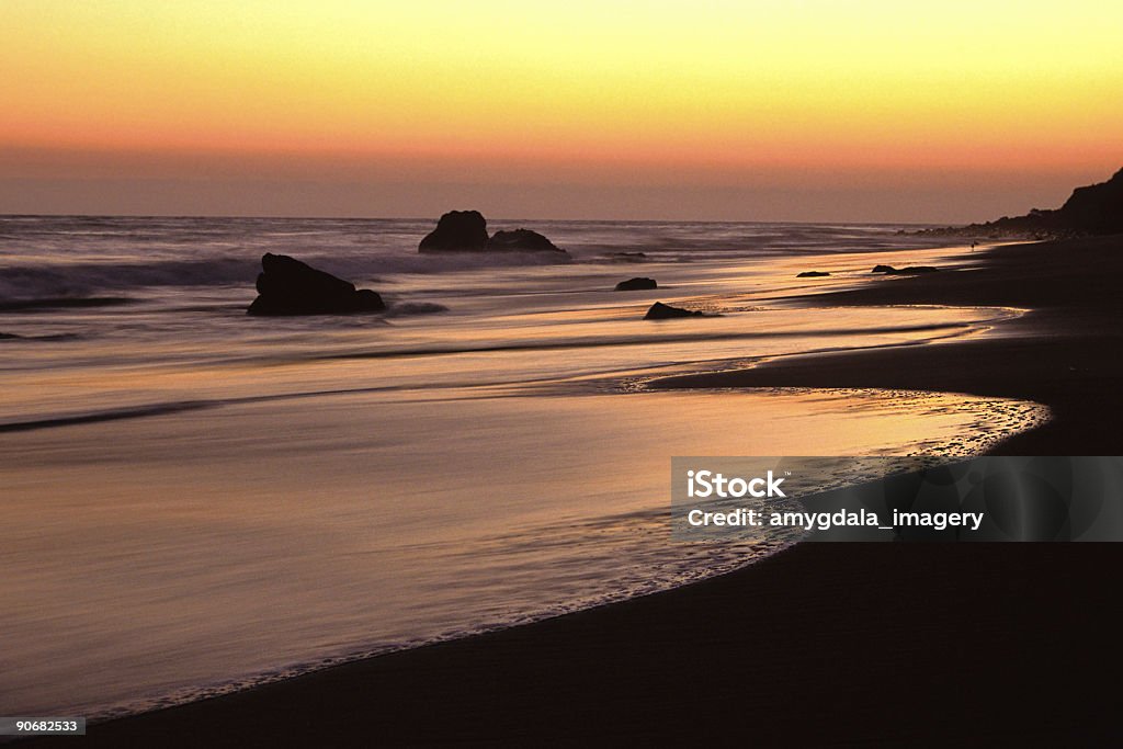 海のビーチの夕暮れの風景 - カリフォルニア州のロイヤリティフリーストックフォト