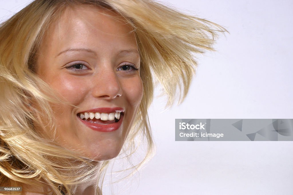 Giovane adolescente Ragazza sorridente con i capelli di volo - Foto stock royalty-free di Abbandonato