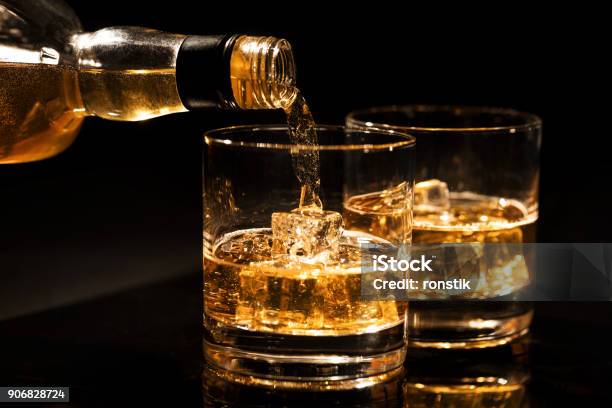 黒い背景に氷とグラスにウイスキーを注ぐ - ウイスキーのストックフォトや画像を多数ご用意 - ウイスキー, 瓶, アルコール飲料