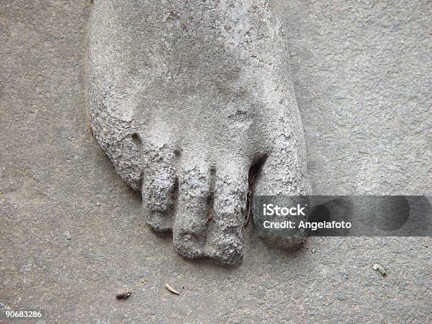 Antigua Estatua De Mármol Romano Pies Foto de stock y más banco de imágenes de Antiguo - Antiguo, Antigüedades, Arqueología