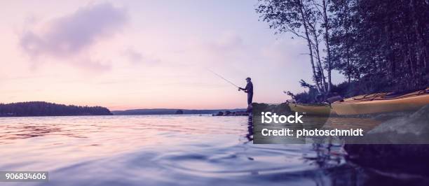 La Pesca En Un Lago Tranquilo Foto de stock y más banco de imágenes de Pescar - Pescar, Lago, Aire libre