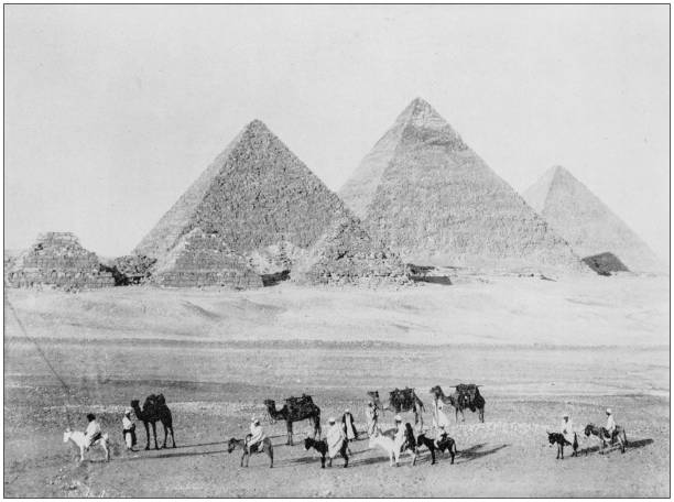 antikes foto des weltweit berühmten sehenswürdigkeiten: pyramiden von gizeh, ägypten - ägypten fotos stock-grafiken, -clipart, -cartoons und -symbole