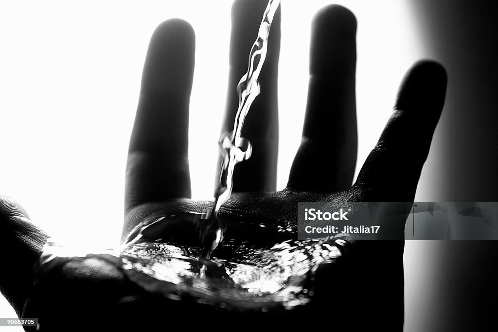 Wasser gießen in Palm des Mann's Hand-B & W - Lizenzfrei Hände waschen Stock-Foto