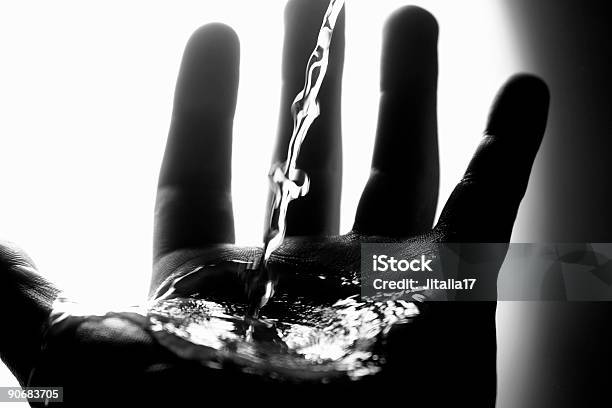 Foto de Água Vertendo Na Palma Da Mão De Homemb W e mais fotos de stock de Lavar as Mãos - Lavar as Mãos, Natureza, Abstrato