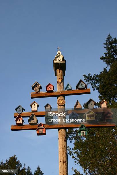 Foto de Birdhouses Em Um Poste e mais fotos de stock de Arquitetura - Arquitetura, Casa de Pássaro, Colorido