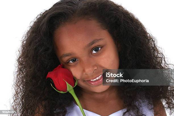 Bellissimo Sei Anni Vecchio Ragazza Con Rosa Rossa Su Sfondo Bianco - Fotografie stock e altre immagini di Afro-americano